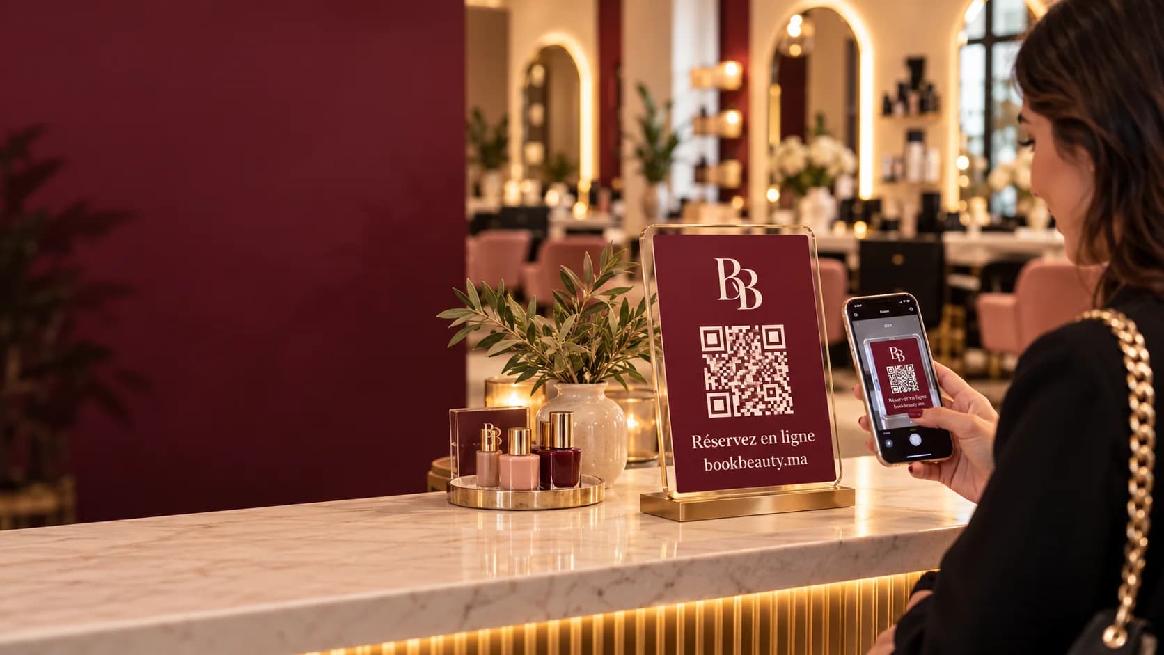 Cliente scannant la plaque QR BookBeauty sur le comptoir d'un salon de beauté pour réserver en ligne
